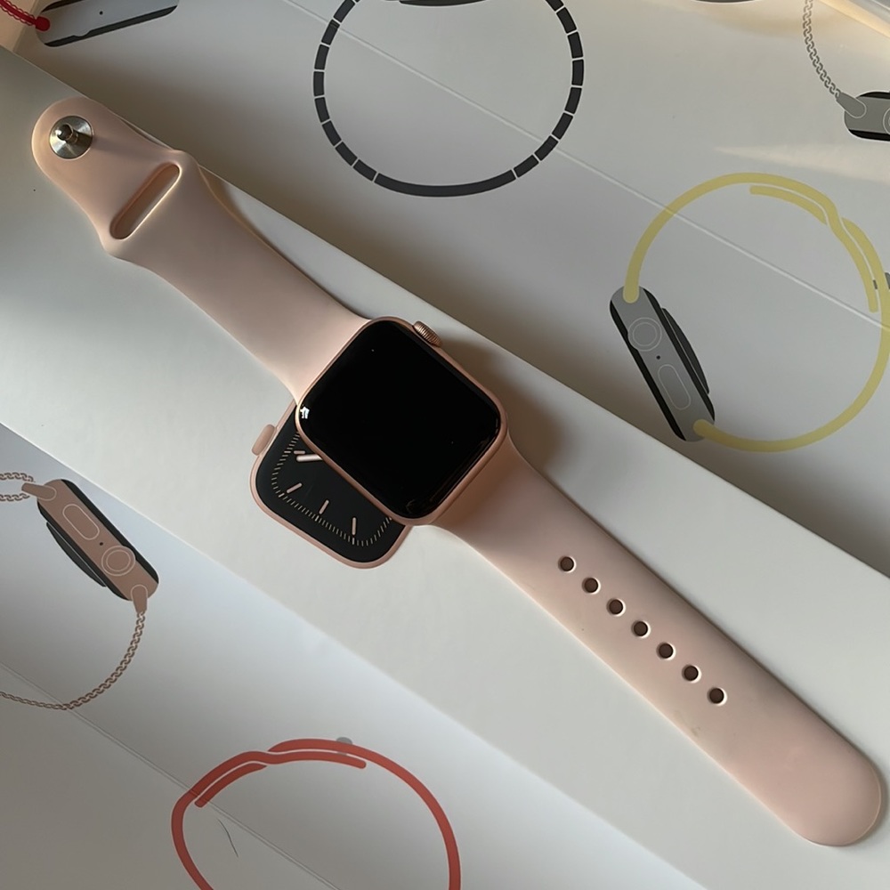 Apple Watch 5 Series 40mm Rose gold with pink/sand sports band - Picture 11 of 14